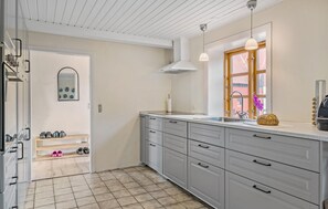 Réfrigérateur, plaque de cuisson, lave-vaisselle, cafetière/bouilloire