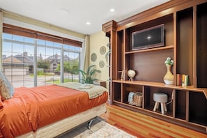 8 bedrooms, desk, iron/ironing board, free WiFi - WHOLE HOUSE/ TOP-NOTCH AREA /8 BEDROOM/ ON FISH-CREEK PARK/SLEEPS 25 PERSONS (Calgary)