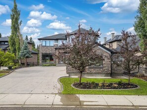 Exterior - WHOLE HOUSE/ TOP-NOTCH AREA /8 BEDROOM/ ON FISH-CREEK PARK/SLEEPS 25 PERSONS (Calgary)