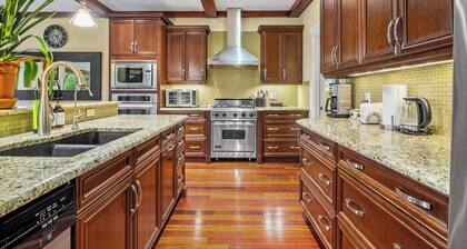 WHOLE HOUSE/ TOP-NOTCH AREA /8 BEDROOM/ ON FISH-CREEK PARK/SLEEPS 25 PERSONS