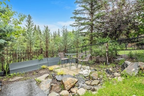 Outdoor dining - WHOLE HOUSE/ TOP-NOTCH AREA /8 BEDROOM/ ON FISH-CREEK PARK/SLEEPS 25 PERSONS (Calgary)