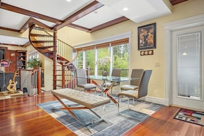 Dining - WHOLE HOUSE/ TOP-NOTCH AREA /8 BEDROOM/ ON FISH-CREEK PARK/SLEEPS 25 PERSONS (Calgary)