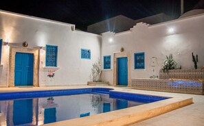 حمام سباحة