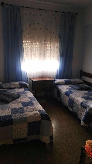2 habitaciones, tabla de planchar con plancha, wifi y ropa de cama 