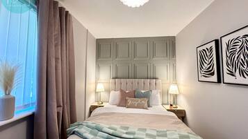 2 makuuhuonetta, työpöytä, silitysrauta/-lauta, ilmainen Wi-Fi