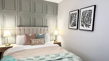 2 makuuhuonetta, työpöytä, silitysrauta/-lauta, ilmainen Wi-Fi