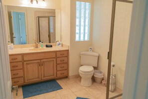 Doccia, asciugacapelli, asciugamani, sapone