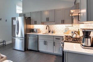 Mikrobølgeovn, ovn, kokeplater og oppvaskmaskin