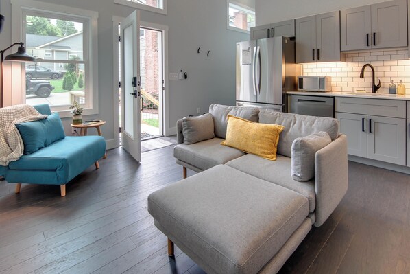 Smart TV, books - Modern Asheville home_brand new! Your perfect mountain getaway awaits! 
 (Asheville)