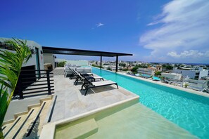 Outdoor pool - Modern in the Heart of the City:24/7 Security & Rooftop Pool with Stunning Views (Playa del Carmen)