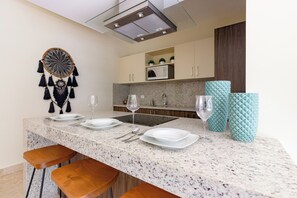 Kylskåp, mikrovågsugn, ugn och spishäll