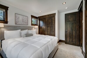 4 bedrooms, iron/ironing board, free WiFi, bed sheets