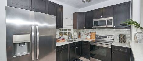 Frigorífico, microondas, horno y placa de cocina