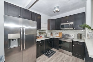 Geladeira, micro-ondas, fogão, cooktop