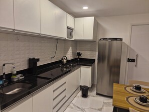 Kylskåp, mikrovågsugn, spishäll och vattenkokare