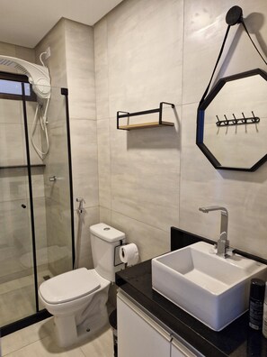 Dusche, Handtücher, Toilettenpapier