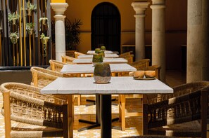 Desayuno a la carta todos los días (con cargo)