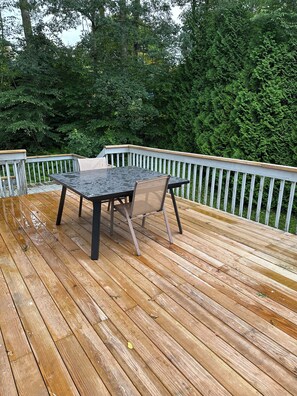 Outdoor dining - Perfect 3-bedroom family house in beautiful Westerly, Rhode Island! (Westerly)