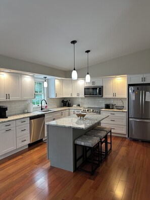 Réfrig érateur, micro-ondes, four, plaque de cuisson