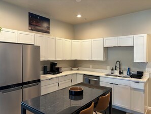 Microwave, oven, stovetop, dishwasher - Charming Modern Bungalow Conveniently Located Between Downtown and Liberty Park (Salt Lake City)