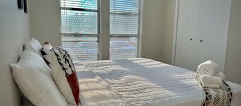 Spacious modern 2 bdrm apt with pool, washer/dryer, internet, great location