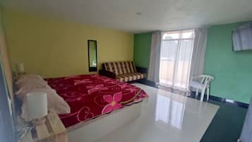 Habitación triple clásica, balcón, vista a la ciudad | Espacio para trabajar con laptop y wifi gratis