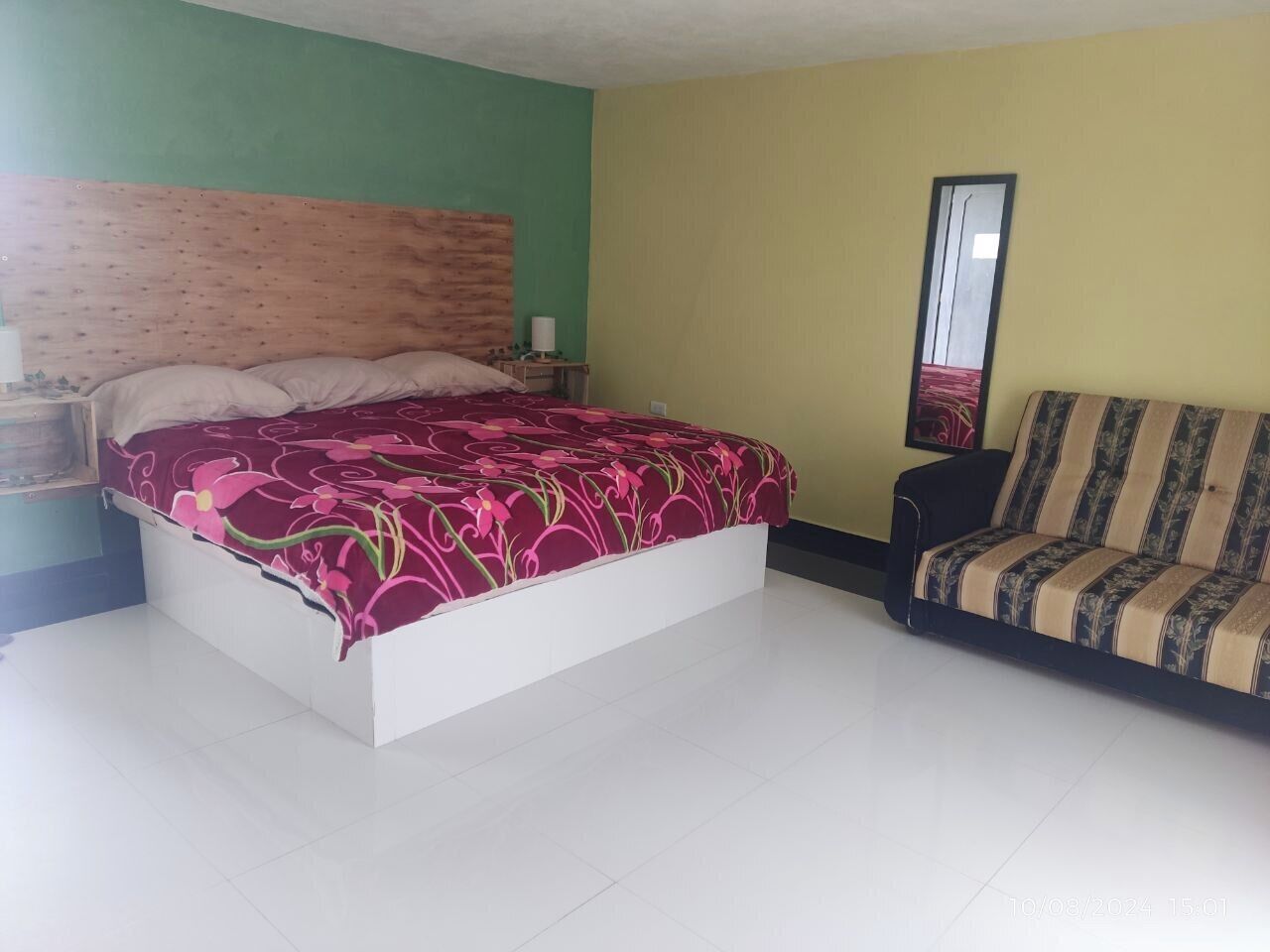 Classic trippelrum - balkong - utsikt mot staden | Arbetsyta för laptop och gratis wi-fi