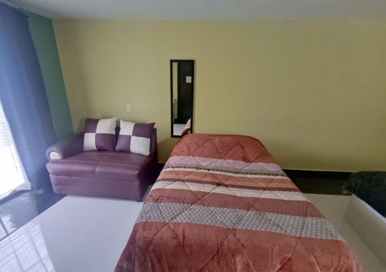Habitación cuádruple Confort, balcón, vista a la ciudad | Espacio para trabajar con laptop y wifi gratis 