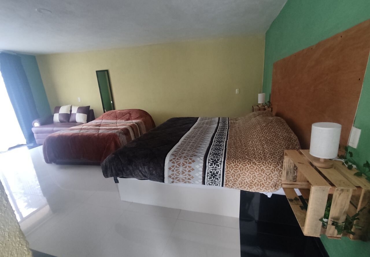Una habitación con dos camas, cada una con ropa de cama de diseños diferentes.