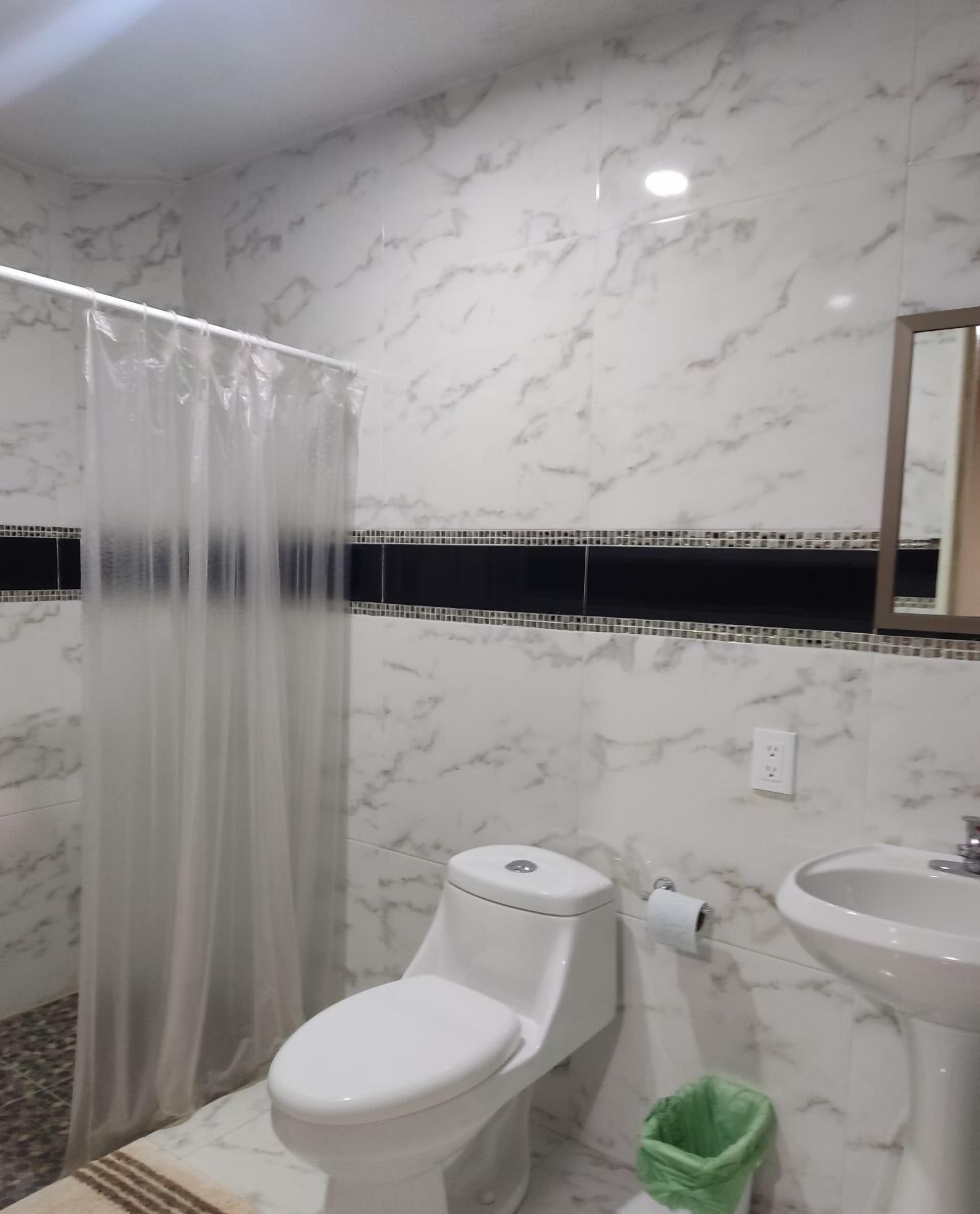 Phòng đôi hoặc 2 giường đơn phong cách cổ điển | Phòng tắm | Buồng tắm vòi sen, khăn tắm, xà phòng, dầu gội 