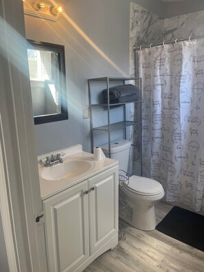 SĂšche-cheveux, serviettes fournies, savon, papier toilette
