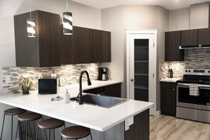 Réfrigérateur, micro-ondes, four, plaque de cuisson