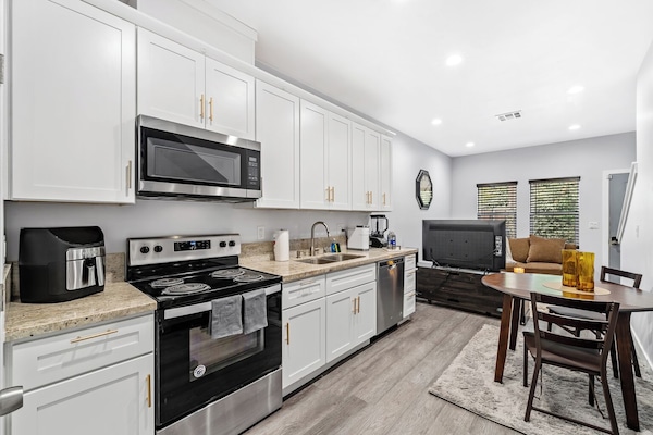 Een koelkast, een microgolfoven, een oven, een kookplaat