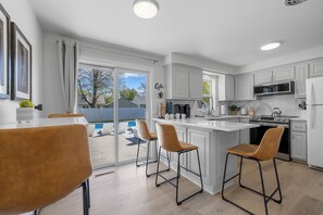 Fridge, microwave, oven, stovetop - Lambeau View 🏈 Pool · Hot Tub 💦 Rooftop · Fire Table 🔥 Entertainment Room 🎉 (Green Bay)