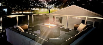 1 min -> Lambeau & Resch 🏈 Rooftop Patio w/ Fire Table 🔥 Entertainment Garage 🎉
