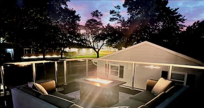 1 min -> Lambeau & Resch 🏈 Rooftop Patio w/ Fire Table 🔥 Entertainment Garage 🎉