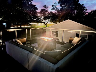 1 min -> Lambeau & Resch 🏈 Rooftop Patio w/ Fire Table 🔥 Entertainment Garage 🎉