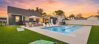 Lambeau View 🏈 Pool · Hot Tub 💦 Rooftop · Fire Table 🔥 Entertainment Room 🎉