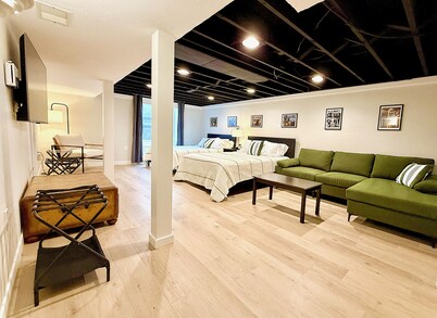 Lambeau View 🏈 Pool · Hot Tub 💦 Rooftop · Fire Table 🔥 Entertainment Room 🎉