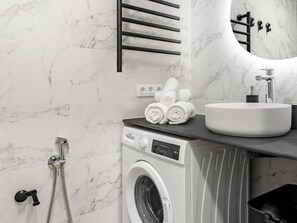 Douche, sèche-cheveux, serviettes fournies, savon