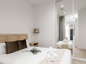 Tabla de planchar con plancha, wifi y ropa de cama 