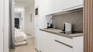 Een koelkast, een magnetron, een vaatwasser