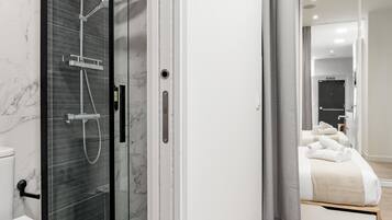 Een douche, een haardroger, handdoeken, zeep