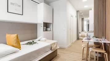 Een strijkplank/strijkijzer, wifi, beddengoed