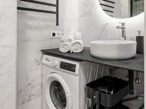 Douche, sèche-cheveux, serviettes fournies, savon