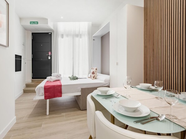 Iron/ironing board, Internet, bed sheets - Charming Madrid Castilla III - Studio for 4 people (Madrid)