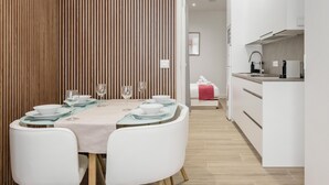 Une cuisine moderne avec des armoires blanches et un four encastré.