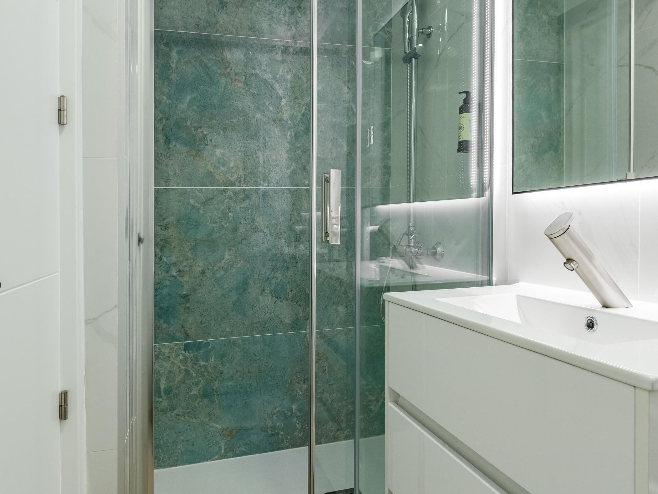 Douche, sèche-cheveux, serviettes fournies, shampoing