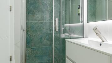 Douche, sĂšche-cheveux, serviettes fournies, shampoing