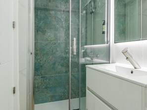 Shower, hair dryer, towels, shampoo